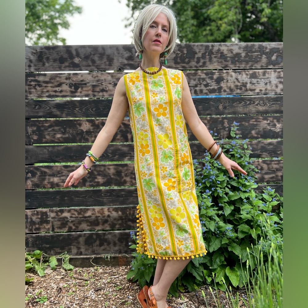 60s Hawaiian Tiki Dress w/ Pompom Trim - Picture 4 of 9